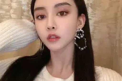 温碧霞现身草蜢演唱会疑似没穿内衣露尴尬点丈夫看手机不理她