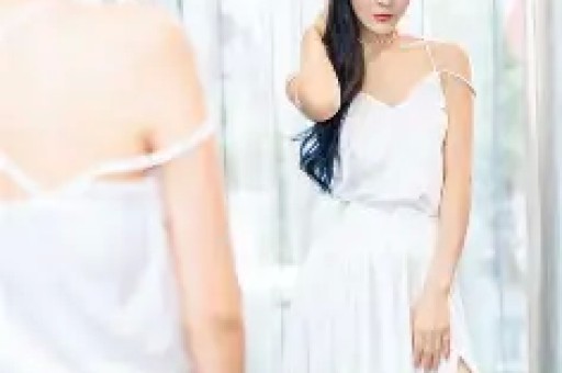 阿 Sa 望向林志玲眼神暗藏深意仿佛藏着锋芒嘴角扬起却笑意不达眼底皮笑肉不笑的微妙神态格外耐人寻味